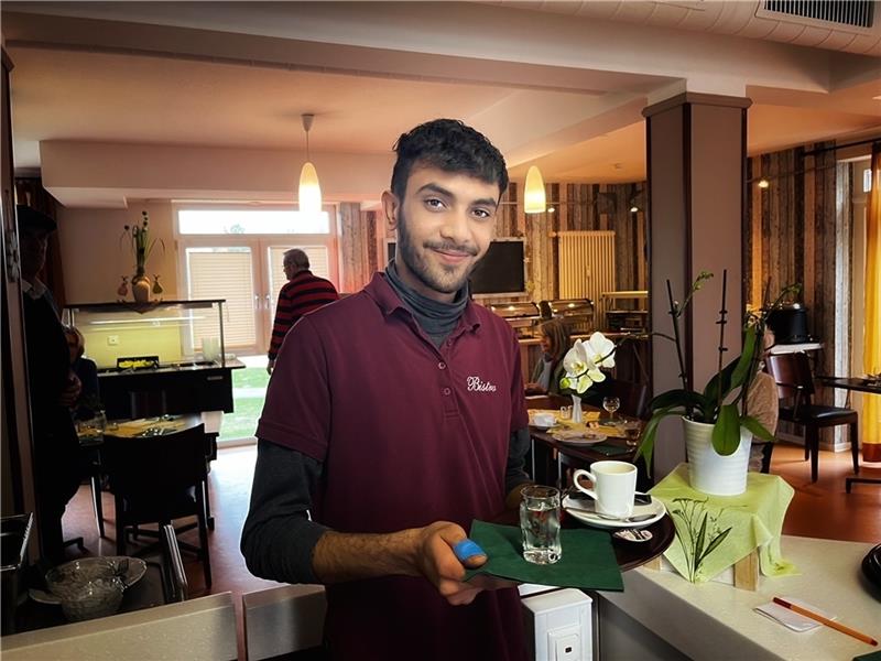 Das Bistro im Stadtteilhaus an der Jorker Straße ist jetzt sein Arbeitsplatz: Der 22-jährige Abdul-Rehman Tayyab kam zur Ausbildung beim Berufsbildungswerk direkt von Pakistan nach Deutschland. Foto: Richter