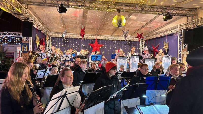 Das Blasorchester Himmelpforten begleitet den Einzug des Weihnachtsmannes musikalisch und spielt am Eröffnungstag des Christkindmarktes.
