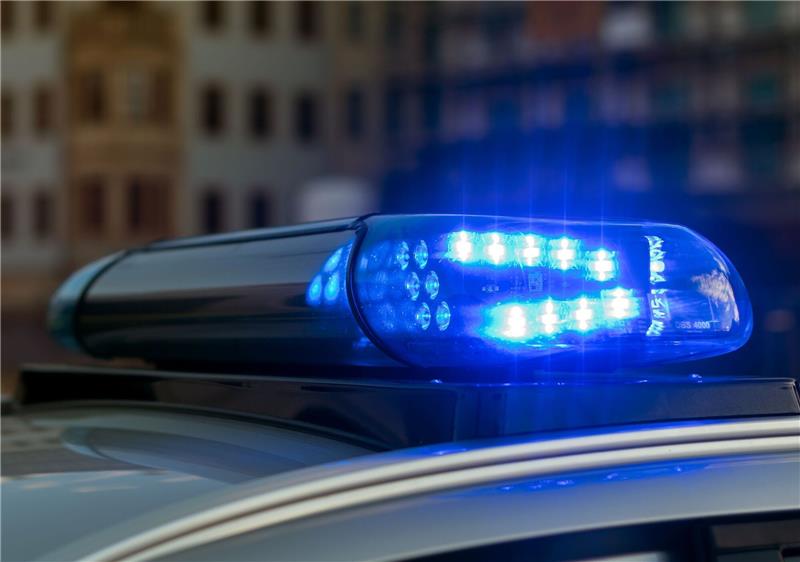 Rüttelplatte und Hopser in Freiburg gestohlen Das Blaulicht auf einem Fahrzeug der Polizei leuchtet in der Dunkelheit.