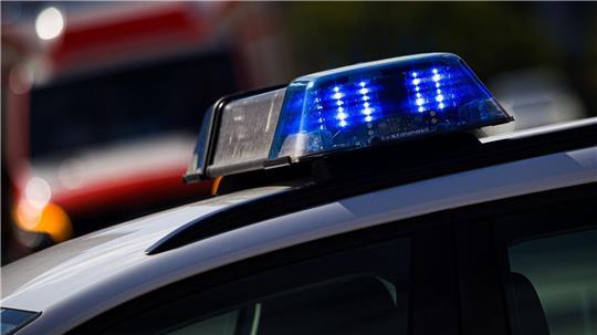 Das Blaulicht eines Einsatzfahrzeugs der Polizei. (Symbolbild)