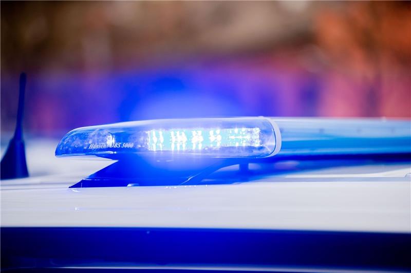 Drohne findet verirrte Partygänger im Moor Das Blaulicht eines Polizeifahrzeuges leuchtet.
