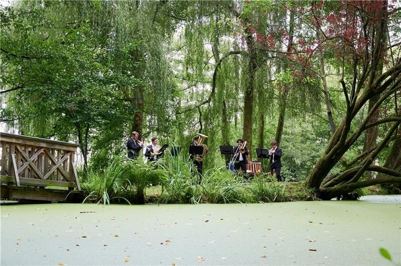 Das Blechbläser-Quintett „Ardenti Brass“ verwandelt die Schlossparkinsel in Agathenburg in einen Open-Air-Konzertsaal. Foto: Manfred Wigger