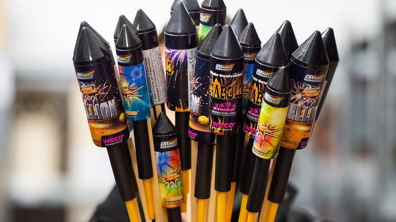 Das Böllerverbot zu Silvester wurde vom OVG vorerst gekippt (Archivbild).