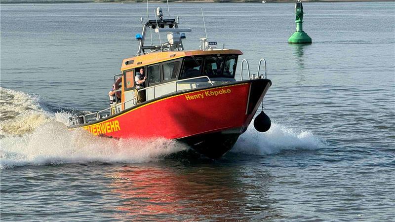 Verletzte bei Feuer auf Elbinsel Pagensand Das Boot „Henry Köpcke“ war bei den Löscharbeiten auf der Elbinsel im Einsatz.