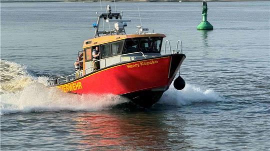 Das Boot „Henry Köpcke“ war bei den Löscharbeiten auf der Elbinsel im Einsatz.