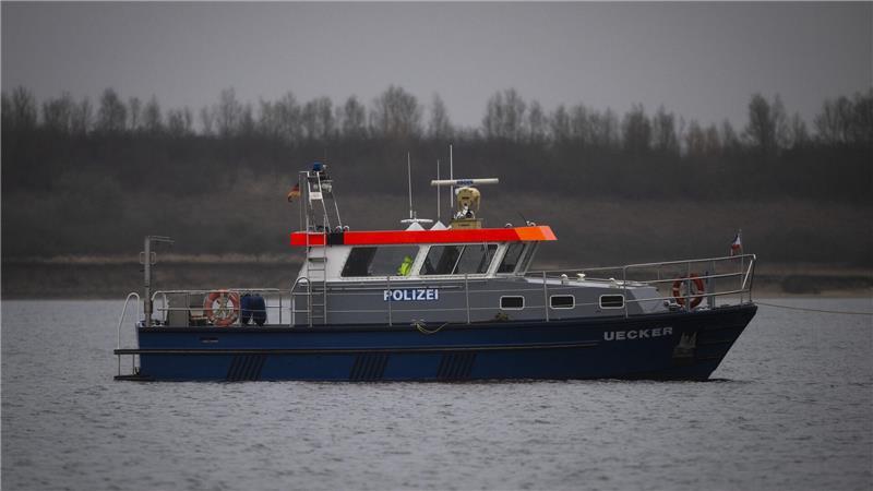 Nur kurze Zeit in Freiheit: Buckelwal erneut gestrandet Das Boot «Uecker» von der Wasserschutzpolizei steht mit Abstand zum Wal in der Wismarer Bucht.