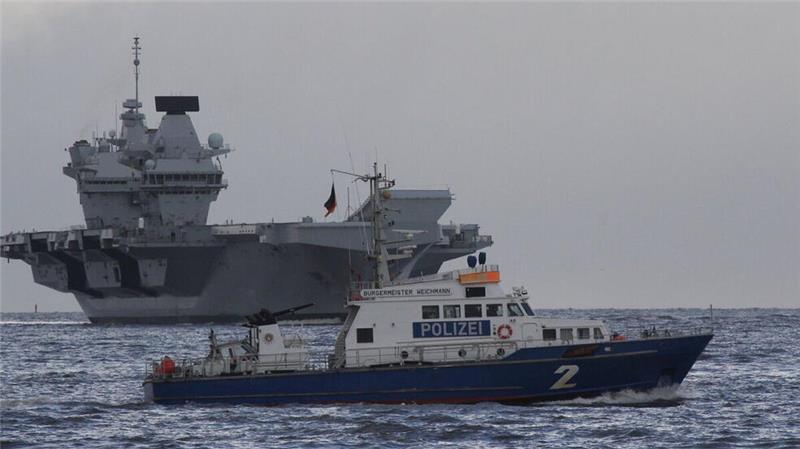 Flugzeugträger HMS Queen Elizabeth auf der Elbe unterwegs nach Hamburg Das Boot der Wasserschutzpolizei "Bürgermeister Weichmann" empfing den Flugzeugträger HMS Queen Elizabeth vor Cuxhaven.