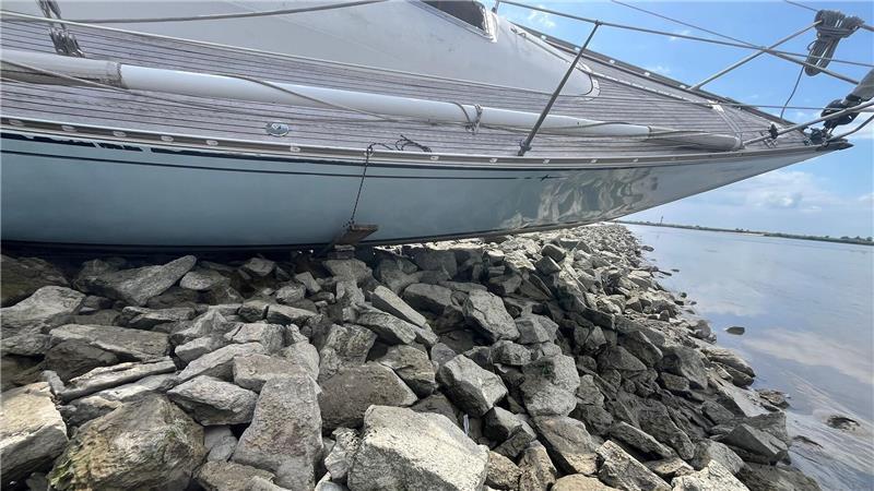 Das Boot war auf einem Steindamm aufgelaufen.