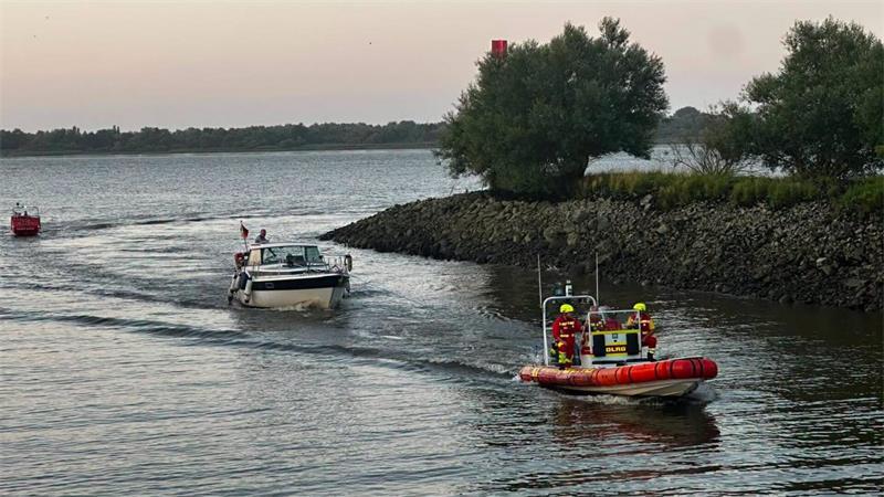 Das Boot wurde in den Hafen des Motor- und Yachtclubs Stade geschleppt.