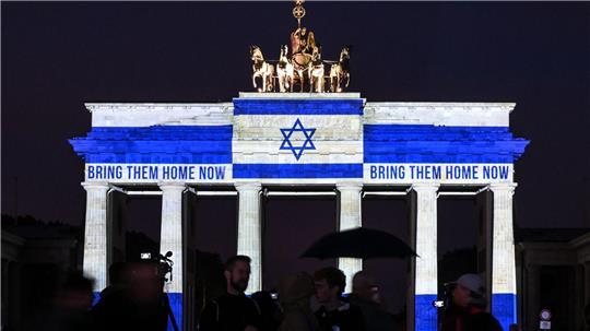 Das Brandenburger Tor ist in den Farben der israelischen Flagge angestrahlt. 