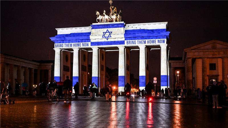 Das Brandenburger Tor ist in den Farben der israelischen Flagge angestrahlt. 