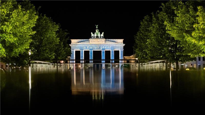 Das Brandenburger Tor wird anlässlich des Europa-Tags der Europäischen Union in den Farben der europäischen Flagge sowie mit dem Schriftzug „In Vielfalt vereint“ illuminiert.