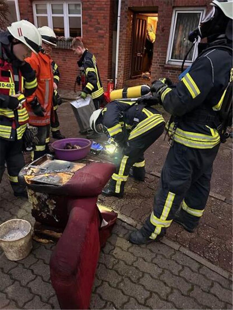 Das Brandobjekt: Der Sessel ist nach dem Feuer stark in Mitleidenschaft gezogen.