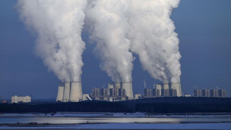 Das Braunkohlekraftwerk Jänschwalde in Brandenburg. Der weltweite Ausstieg aus Kohle, Öl und Gas ist eines der strittigsten Themen in Dubai, da er für das Erreichen der internationalen Klimaziele als elementar gilt.