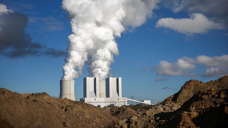UN: Staaten beim Klimaschutz weit vom 1,5-Grad-Pfad entfernt Das Braunkohlekraftwerk Lippendorf. In dem Kraftwerk wird Braunkohle aus umliegenden Tagebauen zur Strom- und Wärmeerzeugung verbrannt.