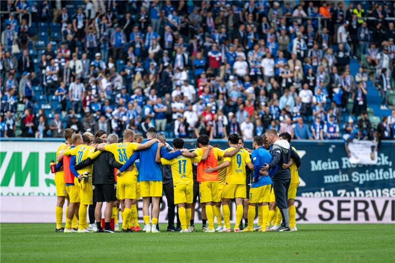 Dank Arbeitssieg: Hansa Rostock blickt wieder nach oben Das Braunschweiger Team steht nach dem Spiel in einem Kreis zusammen.