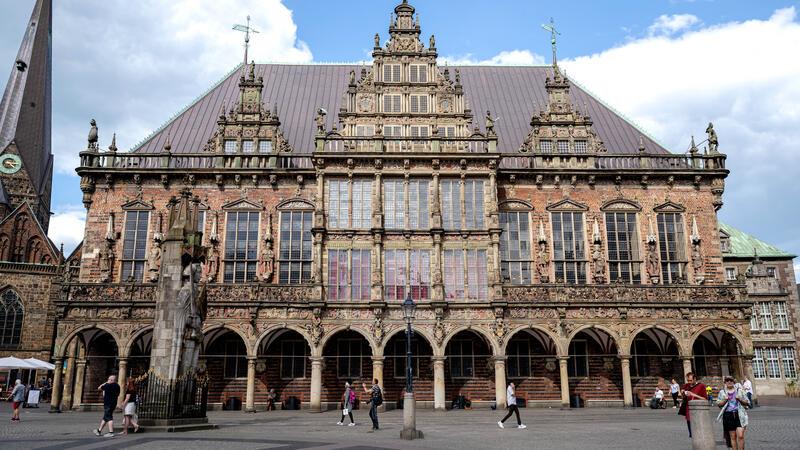 20 Jahre Welterbe Bremen – Von einer geheimen Bar bis zur Schatzkammer Das Bremer Rathaus am Marktplatz. Das Bremer Rathaus und die Rolandstatue von Anfang des 15. Jahrhunderts sind seit 20 Jahren UNESCO-Welterbe.