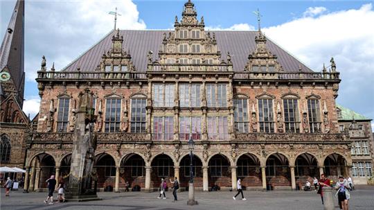 Das Bremer Rathaus am Marktplatz. Das Bremer Rathaus und die Rolandstatue von Anfang des 15. Jahrhunderts sind seit 20 Jahren UNESCO-Welterbe. 