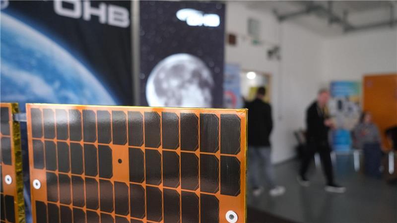 Das Bremer Raumfahrtunternehmen OHB baut eine neue Fertigung in Sachsen auf. Dazu übernimmt es zum Jahreswechsel den Standort des Elektronikherstellers Technisat im Vogtland.