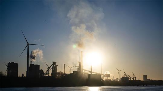 Das Bremer Stahlwerk verursacht viele CO2-Emissionen. Beim Erreichen der Klimaziele spielt es eine wichtige Rolle. (Archivbild)