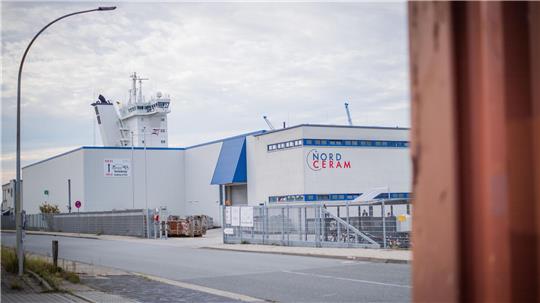 Das Bremerhavener Werk Nordceram am Fischereihafen muss seine Tore nun offenbar doch nicht für immer schließen. Foto: Arnd Hartmann