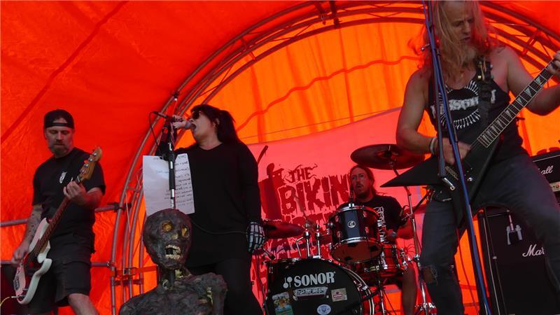 Bands, Bier und Budenstadt: Wenn Brest zum Festivaldorf wird Das Brestival kommt mit musikalischer Vielfalt daher: von Punk über Rock und Blues bis Metal. Hier im Bild die Horror-Punkband The Bikini Baseball Batters aus Bremervörde.