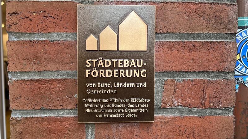 Das Bronzeschild zeigt es: Die private Investition in die Sanierung eines historischen Hauses wurde mit Mitteln des Bundes, des Landes und der Stadt gefördert.