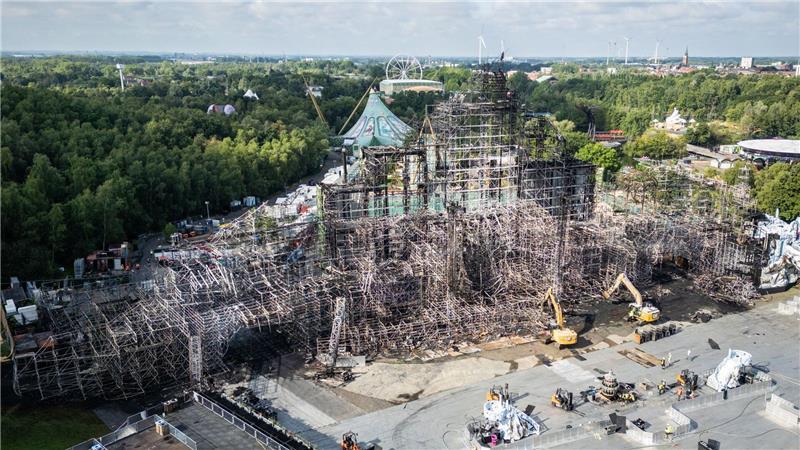 Das Bühnenmaterial bestand laut einer Sprecherin der Feuerwehr zum großen Teil aus Holz.