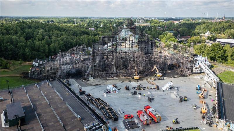 Das Bühnenmaterial bestand zu einem großen Teil aus Holz und konnte deshalb leicht brennen.