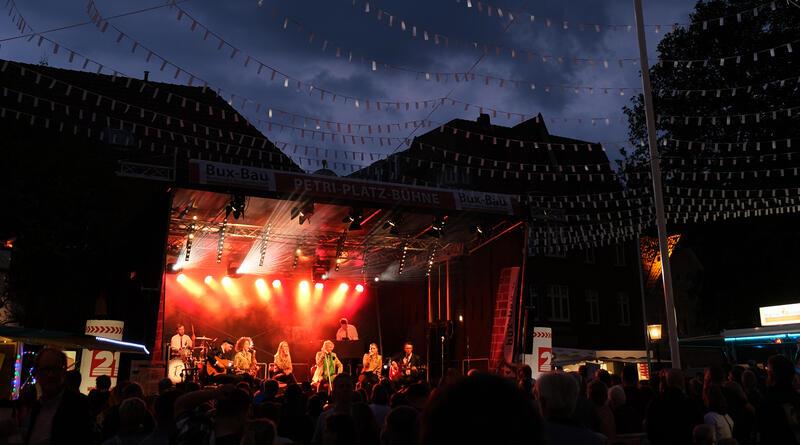 Abendstimmung beim Buxtehuder Altstadtfest mit einer Publikumsmenge vor der Petri-Platz-Bühne