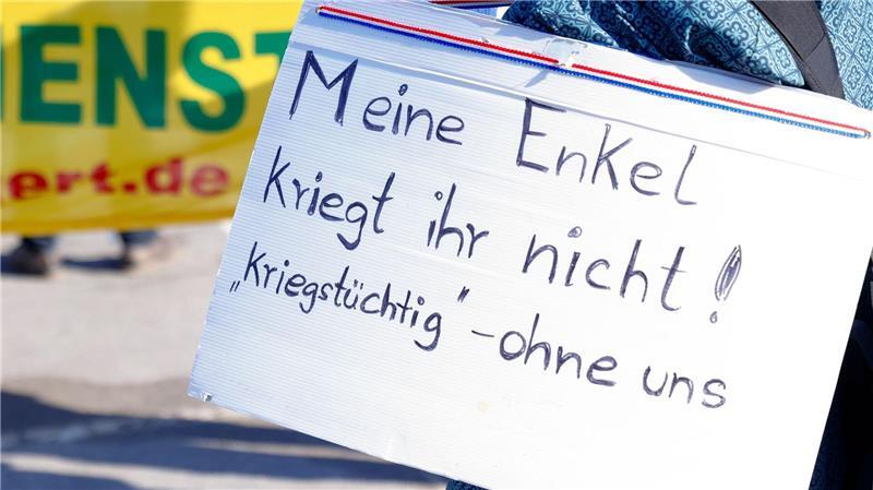Das Bündnis erklärte, die Schulstreiks richteten sich gegen eine flächendeckende Wehrpflicht.