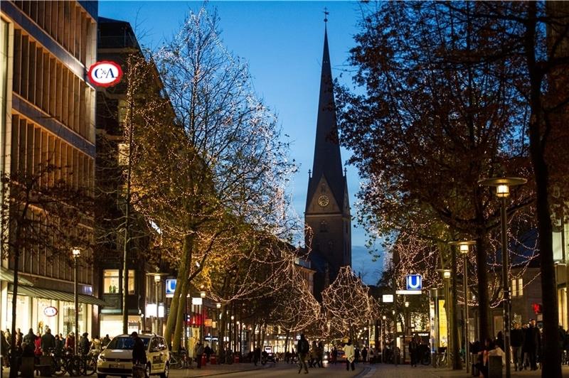 Das „Bündnis für die Innenstadt“ fordert ein Investitionsprogramm für die traditionelle Hamburger Innenstadt , die sonst besonders gegenüber der schicken Hafencity ins Hintertreffen gerate. Foto: Maja Hitij/dpa