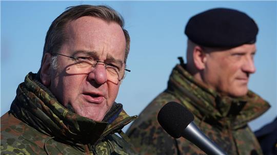 „Das Bündnis ist geschlossen, es ist handlungsfähig und handlungsbereit, es ist einsatzbereit und zugleich zeigt es, was die europäischen Partner innerhalb der Nato leisten“, sagte Verteidigungsminister Boris Pistorius (SPD) als Beobachter der Übung.