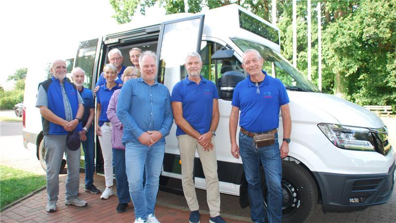 Ein Mann für viele Fälle: Dieser Beckdorfer übernimmt gerne die Führung Das Bürgerbus-Team kürzlich bei der Einführung des neues Fahrzeuges.