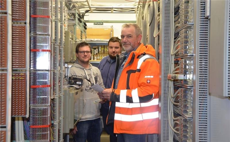 Das Büro-Team der Signaltechnik in der Zentrale in Bremervörde (von links): Nicolai Breden, Valerij Makogonov und Wolfgang Melzer. Foto: von Allwörden