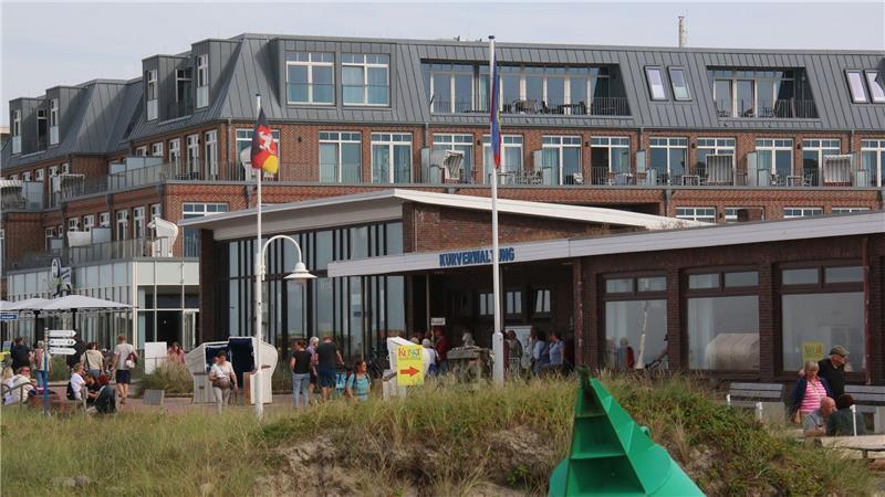Das Büro des Bürgermeisters oder der Bürgermeisterin auf der Insel Wangerooge ist nah am Strand - im Gebäude der Kurverwaltung.