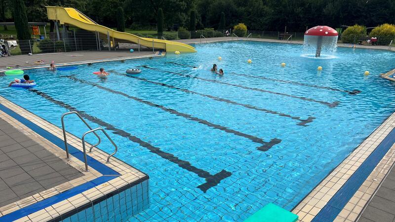 Streit ums Bützflether Freibad: CDU wagt einen Vorstoß Das Bützflether Freibad bietet verschiedene Wasserbecken - vom Planschbecken bis hin zum Fünf-Meter-Sprungturm. Das könnte in Zukunft anders aussehen.