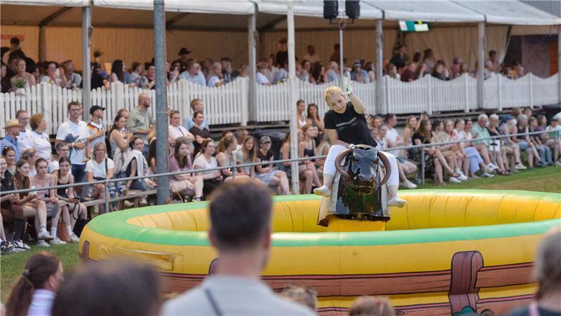 Wie Bargstedt gegen den Trend wächst: Erfolgsrezept des Reitturniers Das Bullenreiten ist in Bargstedt ein fester Bestandteil des Reitturniers.