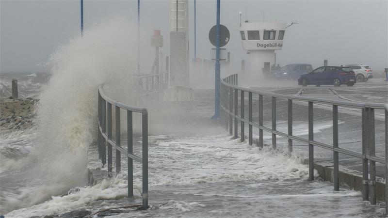 Kaum Sturmschäden im Norden – mehr als 100 Einsätze Das Bundesamt für Seeschifffahrt und Hydrographie warnt vor einer Sturmflut an der deutschen Nordseeküste.