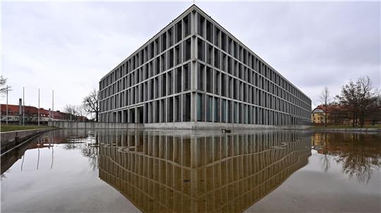 Das Bundesarbeitsgericht hat bereits in mehreren Grundsatzurteilen zum Tragen eines Kopftuchs am Arbeitsplatz entschieden. (Archivbild)