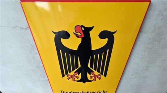 Das Bundesarbeitsgericht prüft, ob ein Anspruch auf Entgeldfortzahlung besteht, nachdem sich ein Arbeitnehmer für den Zeitraum der Kündigungsfrist krankgemeldet hat.