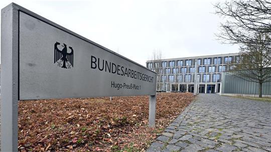 Das Bundesarbeitsgericht verhandelt über Lohngerechtigkeit zwischen Frauen und Männern (Illustration). 