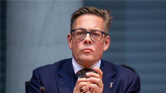 Das Bundesinnenministerium müsse auch dienstrechtlich auf den Fall Maaßen einen genauen Blick werfen und gegebenenfalls entsprechende Konsequenzen ziehen, so Konstantin von Notz (Grüne).