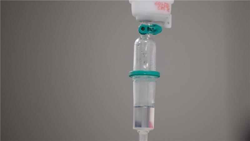 Das Bundesinstitut für Arzneimittel und Medizinprodukte warnt vor sogenannten Drip-Spa-Infusionen. Dabei werden dem Körper Vitamine und Mineralstoffe hoch konzentriert zugeführt. Der Nutzen ist aber nicht wissenschaftlich belegt. (Archivbild)