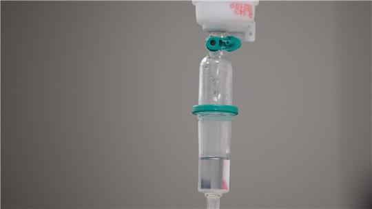 Das Bundesinstitut für Arzneimittel und Medizinprodukte warnt vor sogenannten Drip-Spa-Infusionen. Dabei werden dem Körper Vitamine und Mineralstoffe hoch konzentriert zugeführt. Der Nutzen ist aber nicht wissenschaftlich belegt. (Archivbild)