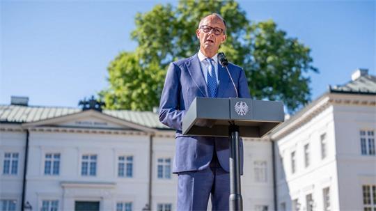 Das Bundeskabinett trifft sich im Schloss Neuhardenberg in Brandenburg.