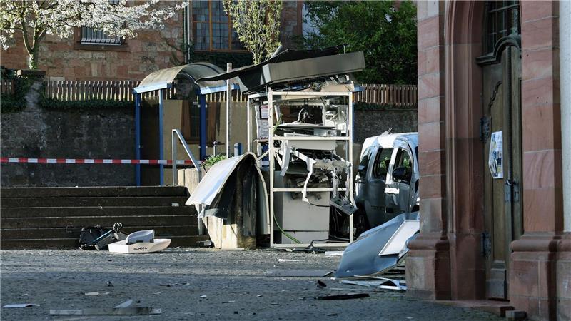 Mutmaßliche Geldautomaten-Sprenger vor Gericht Das Bundeskriminalamt (BKA) verzeichnete im Jahr 2023 bundesweit 461 Fälle von gesprengten Geldautomaten. Zahlen für 2024 wurden noch nicht veröffentlicht. (Archivbild)