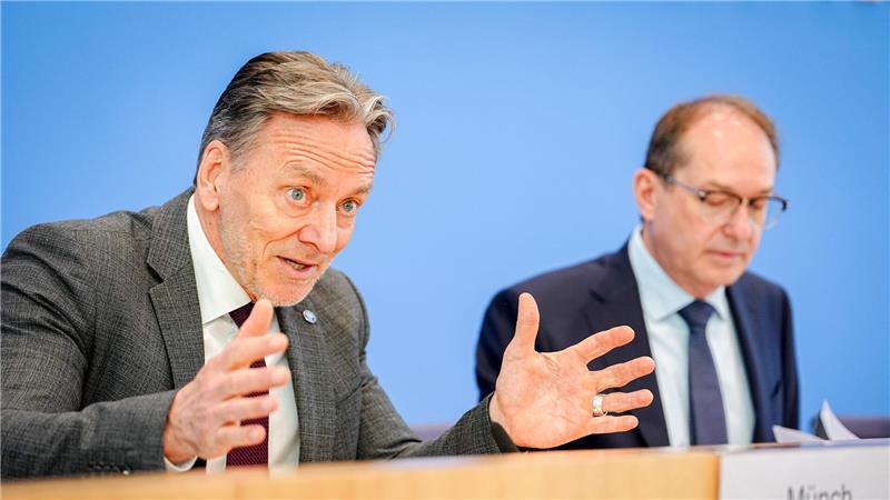 Das Bundeslagebild Cybercrime 2024 stellt BKA-Präsident Holger Münch zusammen mit Bundesinnenminister Alexander Dobrindt (CSU) vor.