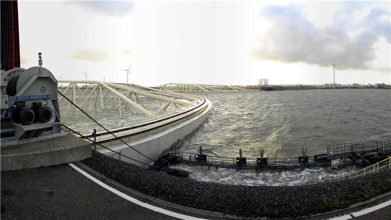 Kommt das Mega-Sperrwerk in der Elbmündung? Das Bundesumweltministerium lässt den Bau eines Mündungssperrwerks an der Elbe prüfen. Das Foto aus dem Informationszentrum Keringhuis zeigt das geschlossene Maeslant-Sperrwerk in den Niederlanden.
