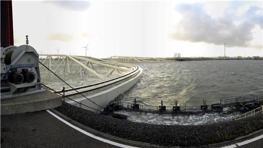 Das Bundesumweltministerium lässt den Bau eines Mündungssperrwerks an der Elbe prüfen. Das Foto aus dem Informationszentrum Keringhuis zeigt das geschlossene Maeslant-Sperrwerk in den Niederlanden.